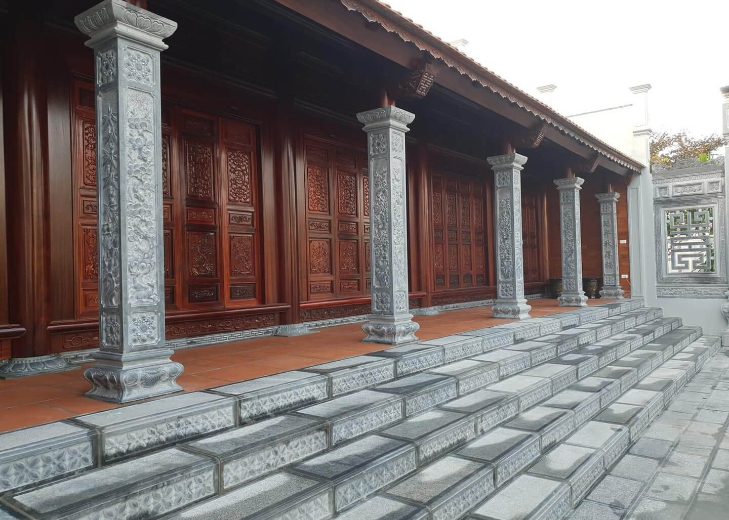 Cột đá hiên